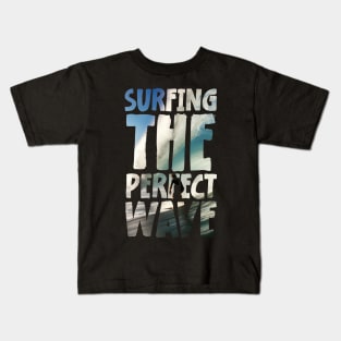 Surfing the perfect wave Kids T-Shirt